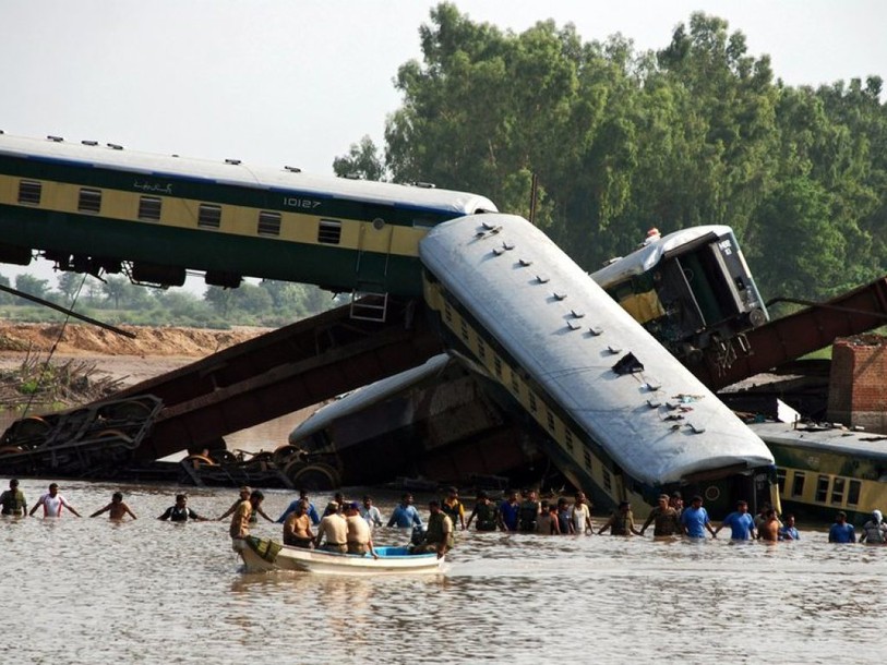 Au moins 17 morts dans l'effondrement d'un pont au Pakistan