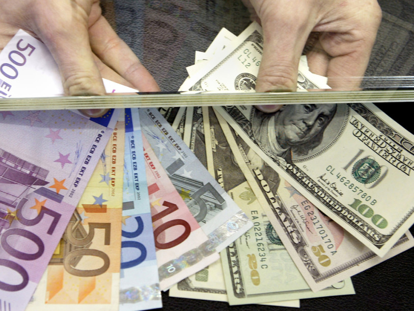 L'euro limite ses pertes face au dollar au lendemain du non grec