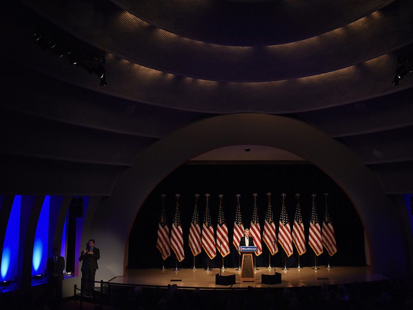 Clinton plaide pour une hausse des revenus de la classe moyenne