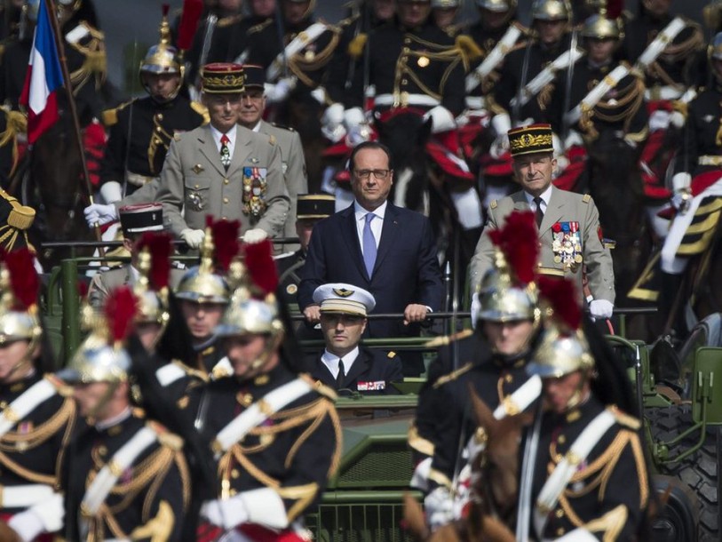 La parade militaire du 14 juillet attire la foule au coeur de Paris