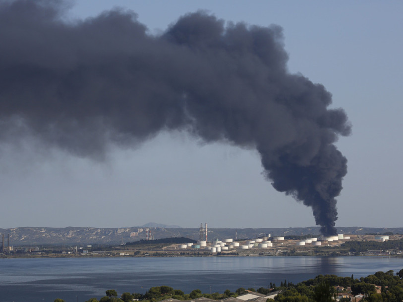 Incendie spectaculaire sur un site pétrochimique français