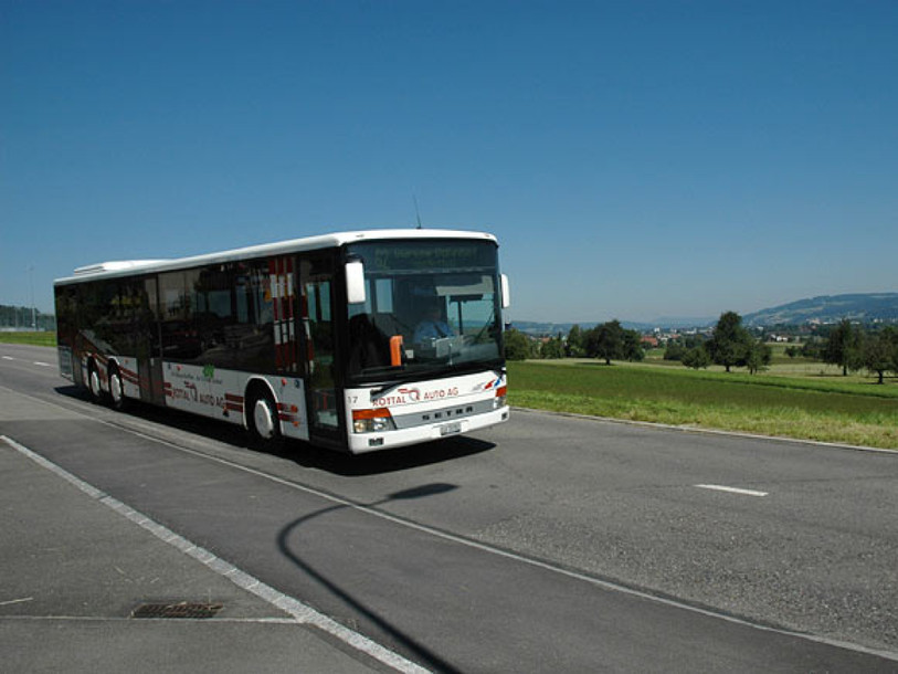 Chauffeur dévalisé par deux inconnus armés en présence de passagers