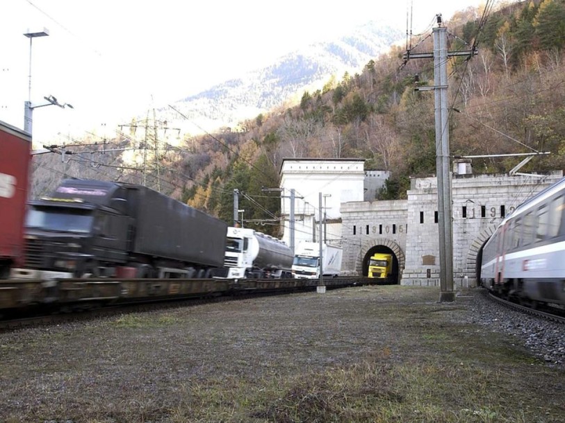 Une personne sort d'un train arrêté en plein tunnel du Simplon