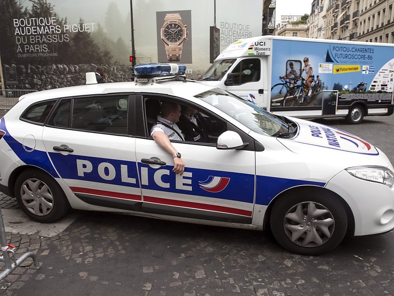 Une voiture force un barrage près de l'arrivée du Tour de France