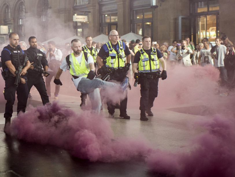 L'UDC en campagne à Zurich, entre cantique suisse et fumigènes