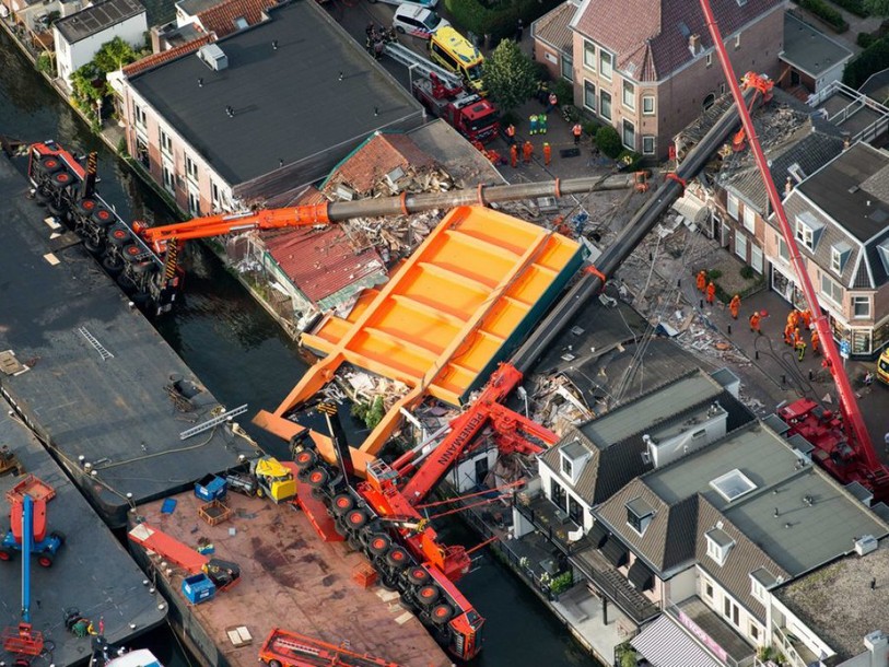 Deux grues de chantier tombent sur des bâtiments aux Pays-Bas