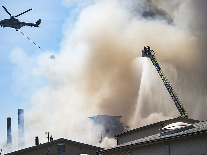 Les pompiers ont lutté toute la nuit contre les flammes