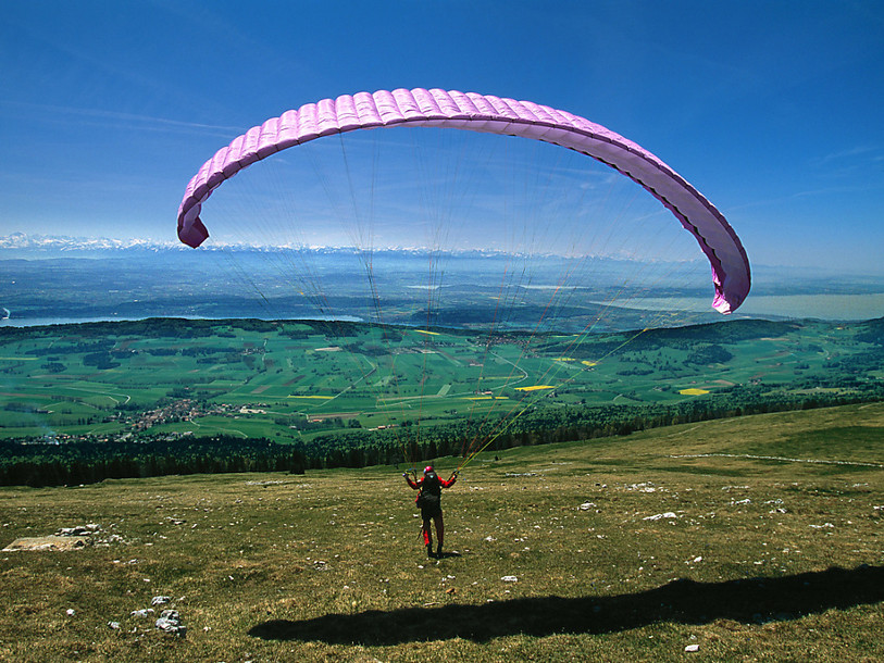 Un parapentiste accroché à une ligne à haute tension dans le Jura