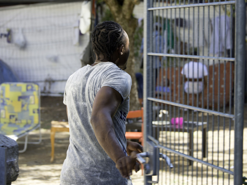 Un intervenant social dissuadera les nouvelles arrivées au jardin