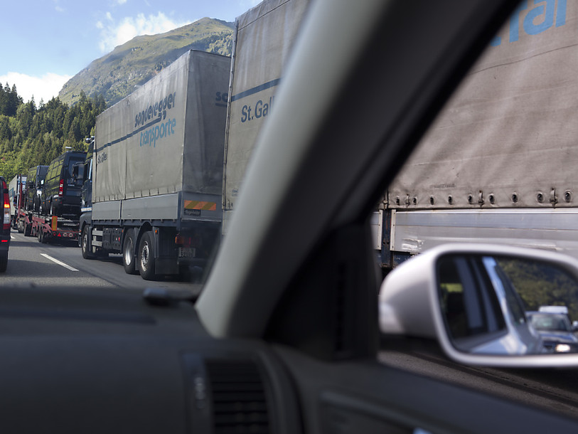 Jusqu'à 15 km de file à l'entrée Sud du tunnel du Gothard