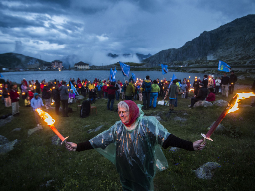 Feu de protestation symbolique sur le col du Gothard