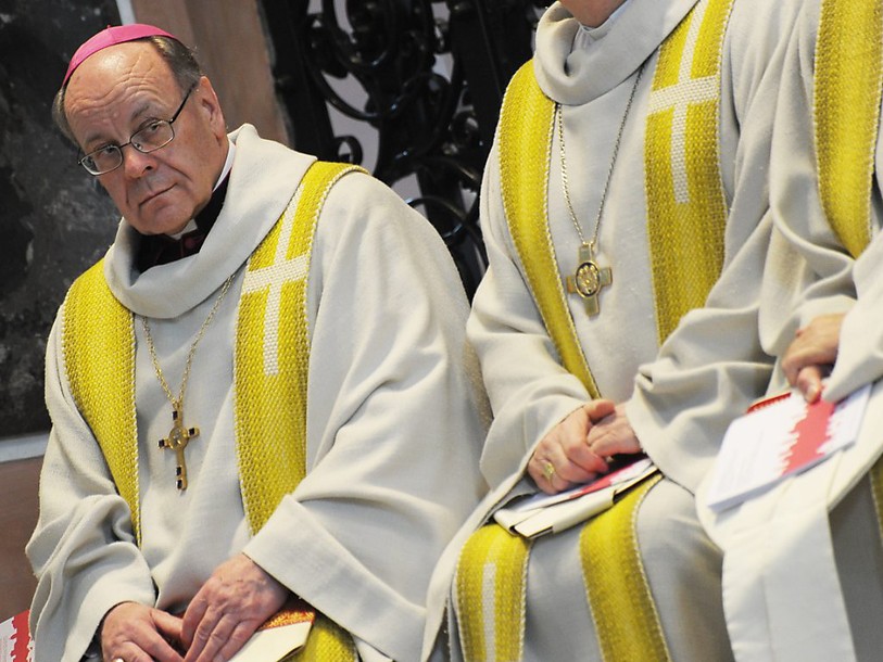 Pink Cross dépose plainte contre l'évêque de Coire