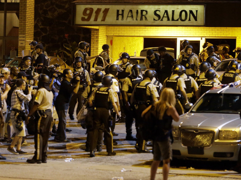 Nuit de violences à Ferguson malgré l'état d'urgence