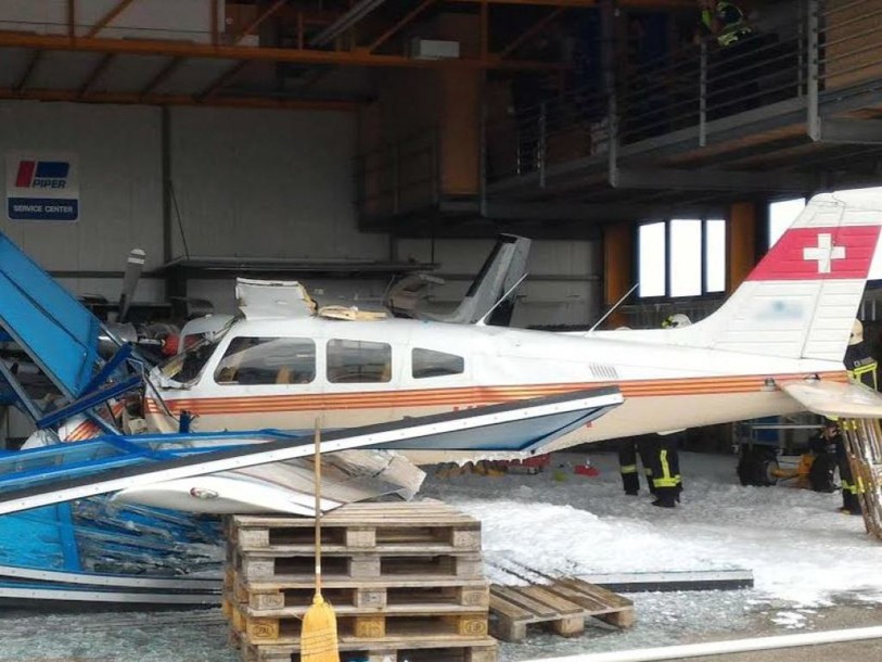 Un petit avion s'encastre dans un hangar à Ecuvillens (FR)