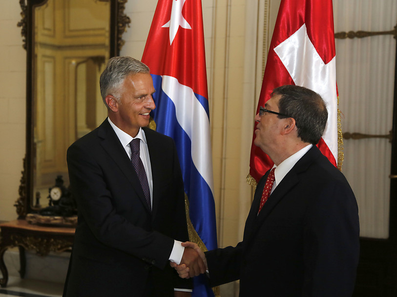 Didier Burkhalter discute avec le chef de la diplomatie cubaine