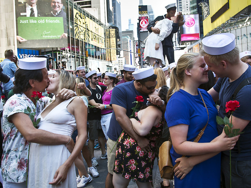 Des centaines de couples recréent le célèbre baiser de Times Square