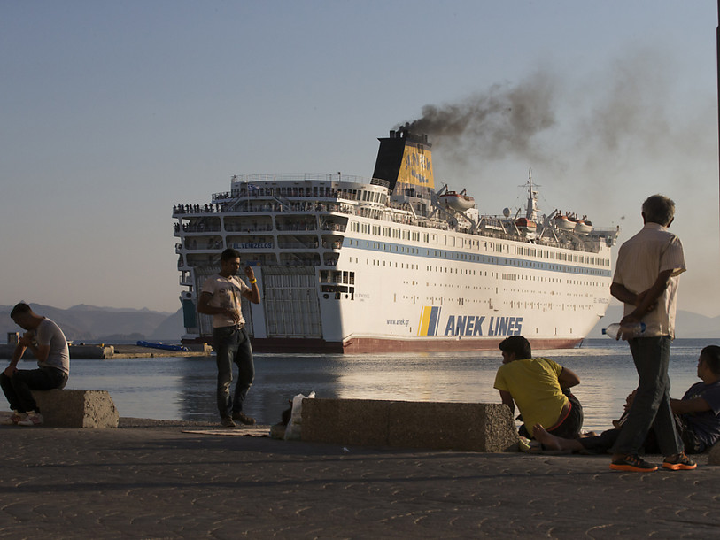 Migrants syriens acheminés de Kos sur le continent grec