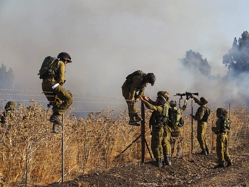 Raids israéliens sur des positions syriennes au Golan: un mort