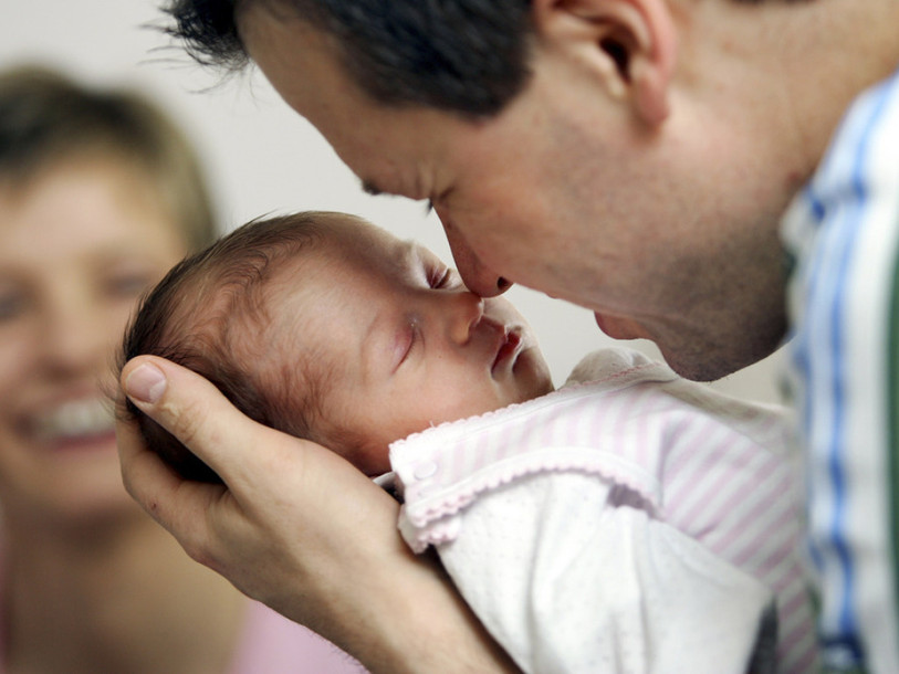 Forte adhésion des Suisses au congé paternité, selon un sondage