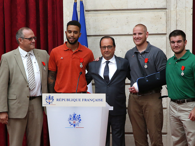 Fusillade du Thalys: le président français décore quatre passagers