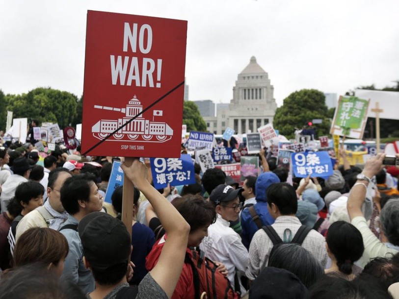 Des pacifistes manifestent au Japon contre la réforme de la Défense