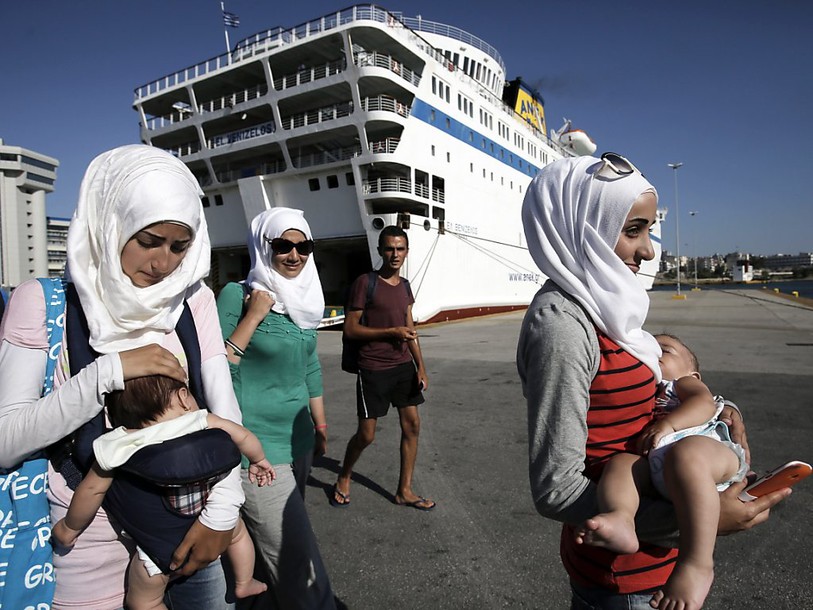 Des milliers de réfugiés débarquent au port d'Athènes