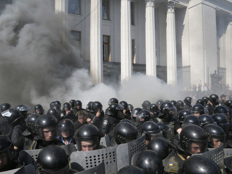 Heurts devant le parlement ukrainien bloqué: un mort et des blessés