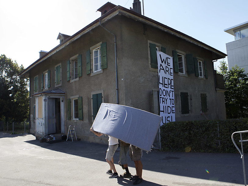 Les migrants rejetés du sleep-in occupent un ancien collège