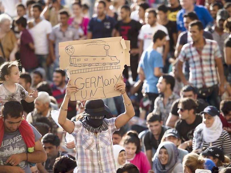 Des migrants bloqués par la Hongrie manifestent à Budapest
