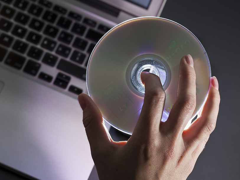 Le Conseil fédéral veut autoriser l'entraide pour les CD volés