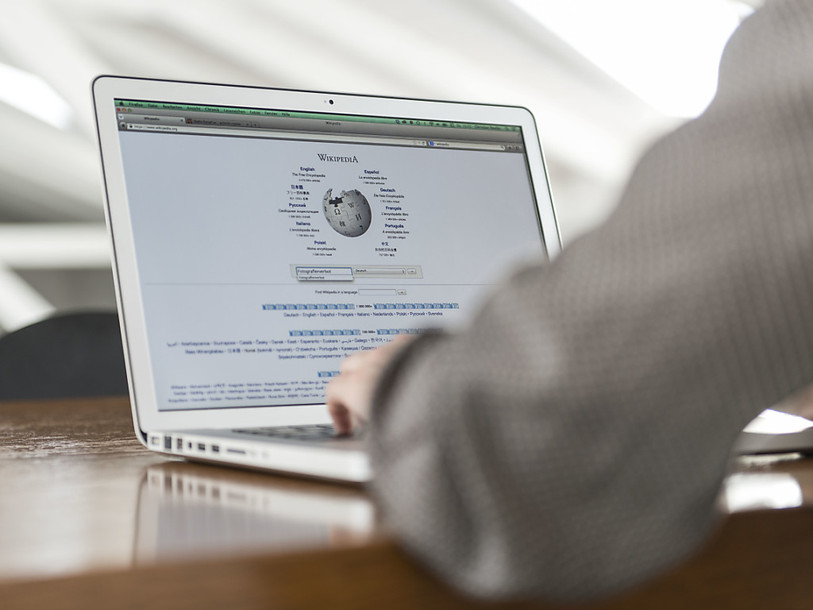 Wikipedia bloque des éditeurs payés pour promouvoir des intérêts