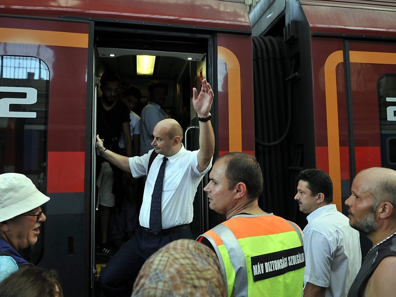 Budapest: la gare rouverte, des migrants prennent d'assaut un train