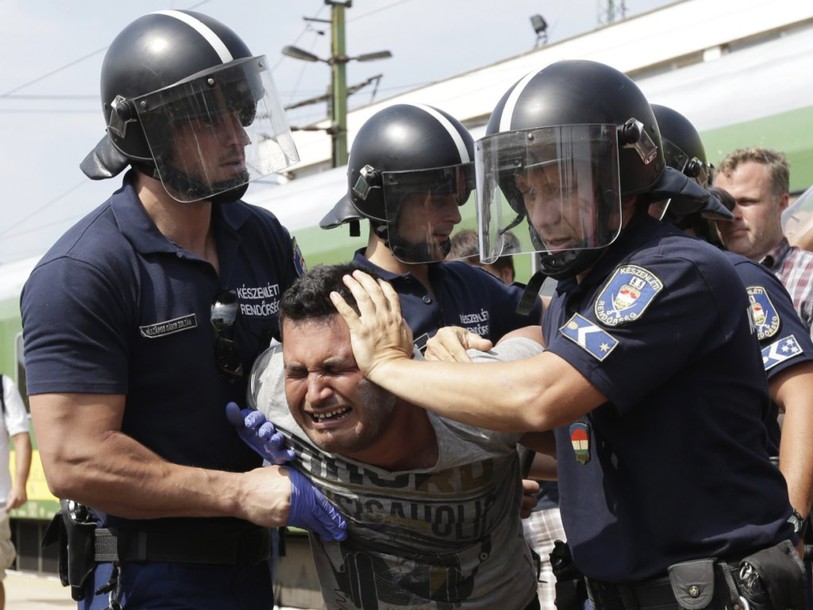 Hongrie: des migrants refusent de quitter un train pour un camp