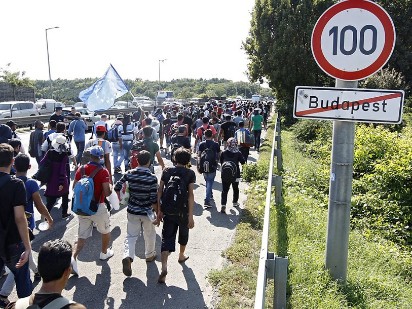 Hongrie: les migrants vont être conduits en car vers l'Autriche