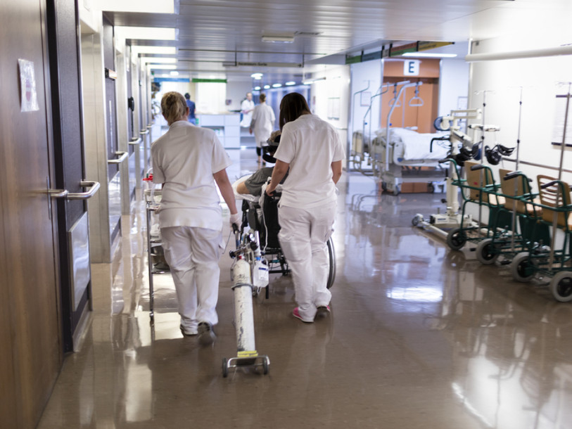 Les professions liées aux soins perdent en attractivité, selon Unia