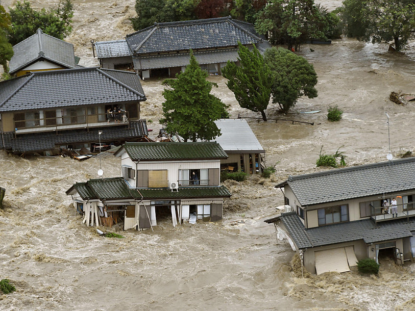 Pluies torrentielles au Japon: une ville envahie par les flots