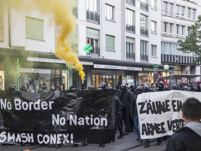 Des manifestations contre un exercice militaire dégénèrent à Bâle