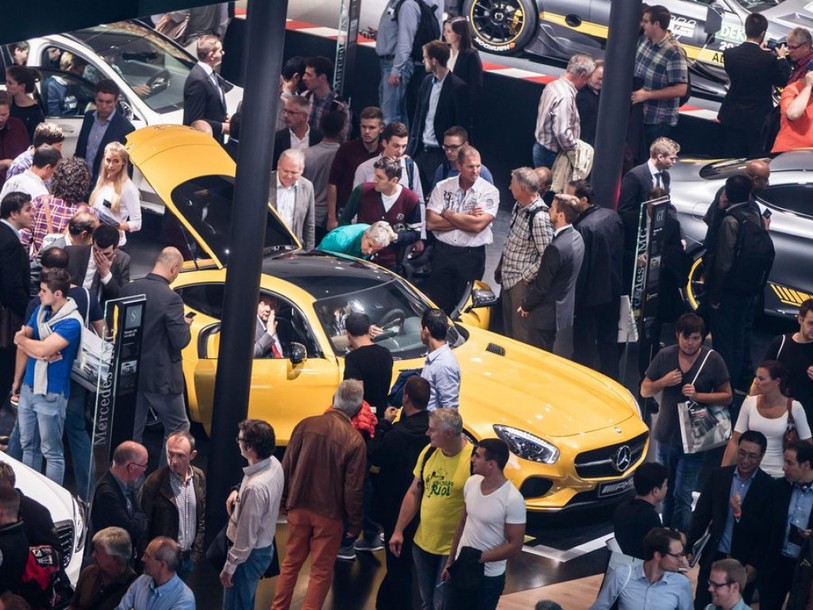 La foule afflue au salon automobile de Francfort