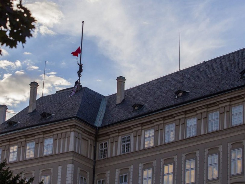 Un caleçon géant à Prague au lieu de l'étendard présidentiel
