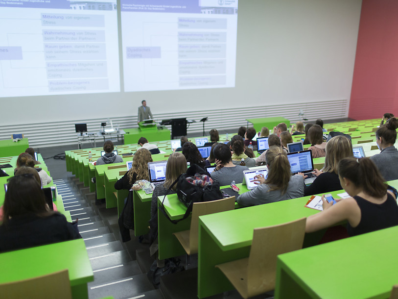 Universités: le nombre de femmes professeures a progressé