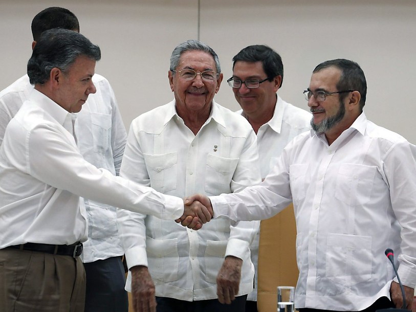 FARC et gouvernement colombien promettent la paix d'ici six mois