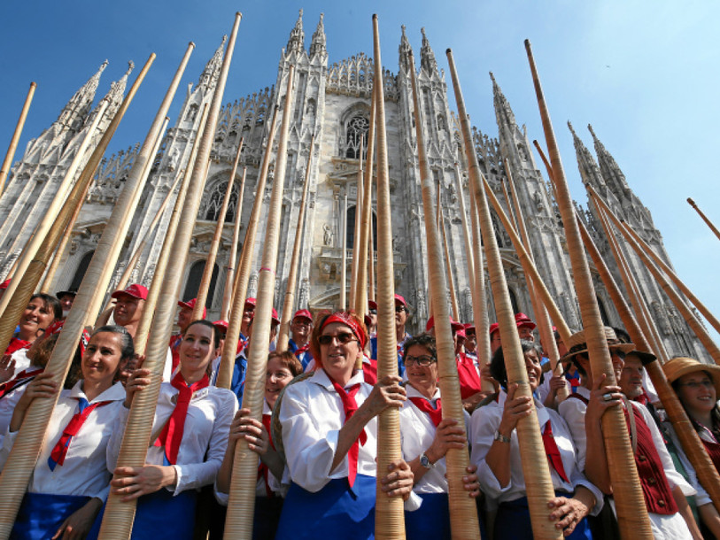 420 joueurs de cor des Alpes battent un record du monde à Milan
