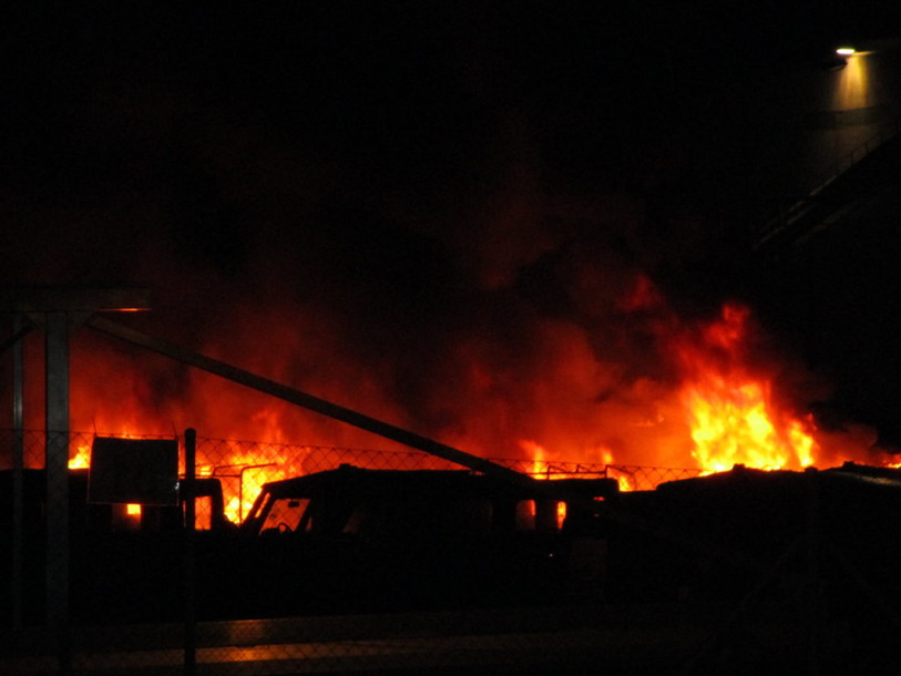 Neuf véhicules de l'armée incendiés à Hinwil (ZH)