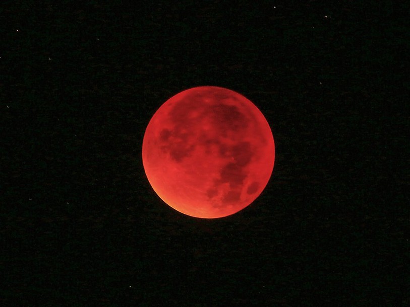 La Lune disparaît pendant une heure et réapparaît teintée de rouge