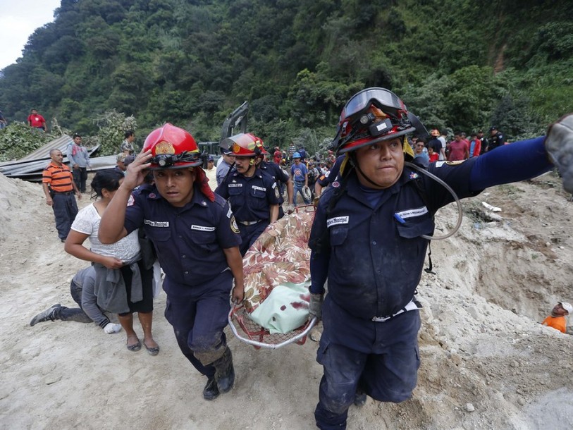 Au moins neuf morts et 600 disparus dans un glissement de terrain