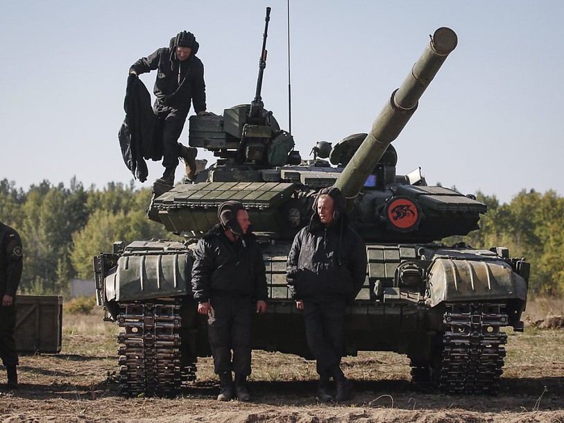 Kiev et séparatistes commencent à retirer les chars dans l'est