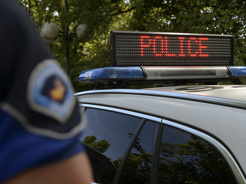 Un chauffard en fuite percute trois voitures de police en série