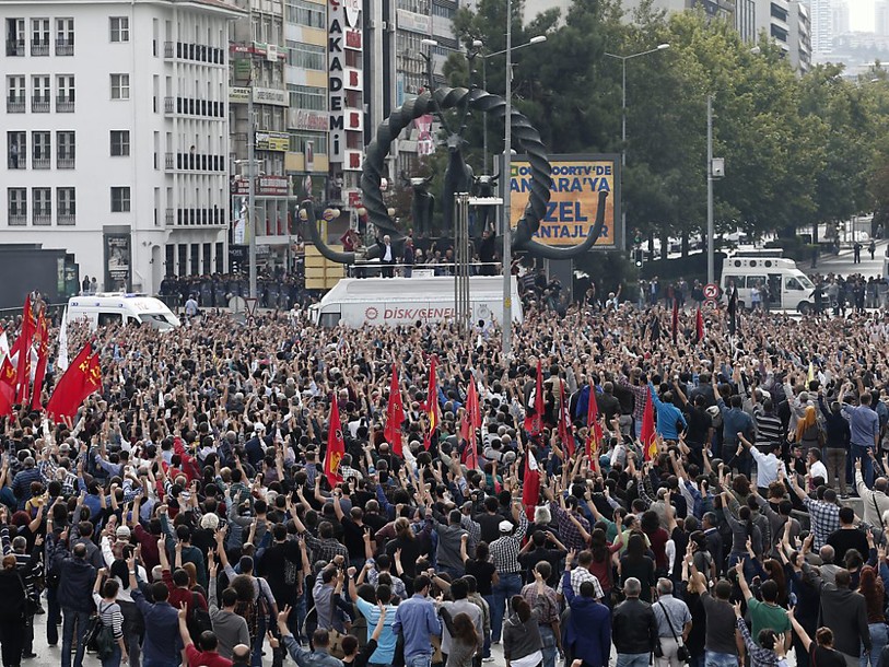 Hommage aux victimes de l'attentat d'Ankara, le gouvernement accusé