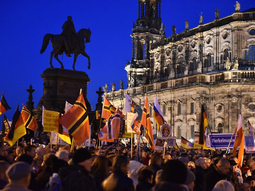 Le HCR appelle l'UE à accueillir, et l'islamophobe Pegida manifeste