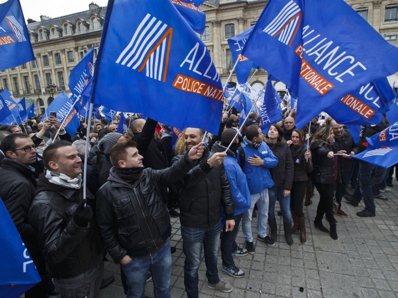 Manifestation de policiers français - Valls annoncé des corrections